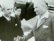 Başbakan İnönü ile THY uçağının yanında vedalaşırken, 18 Haziran 1936