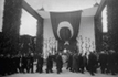 Ankara'da TBMM. önünde ziyarete açılan Katafalkın önünden halk saygıyla geçerken, 20 Kasım 1938
